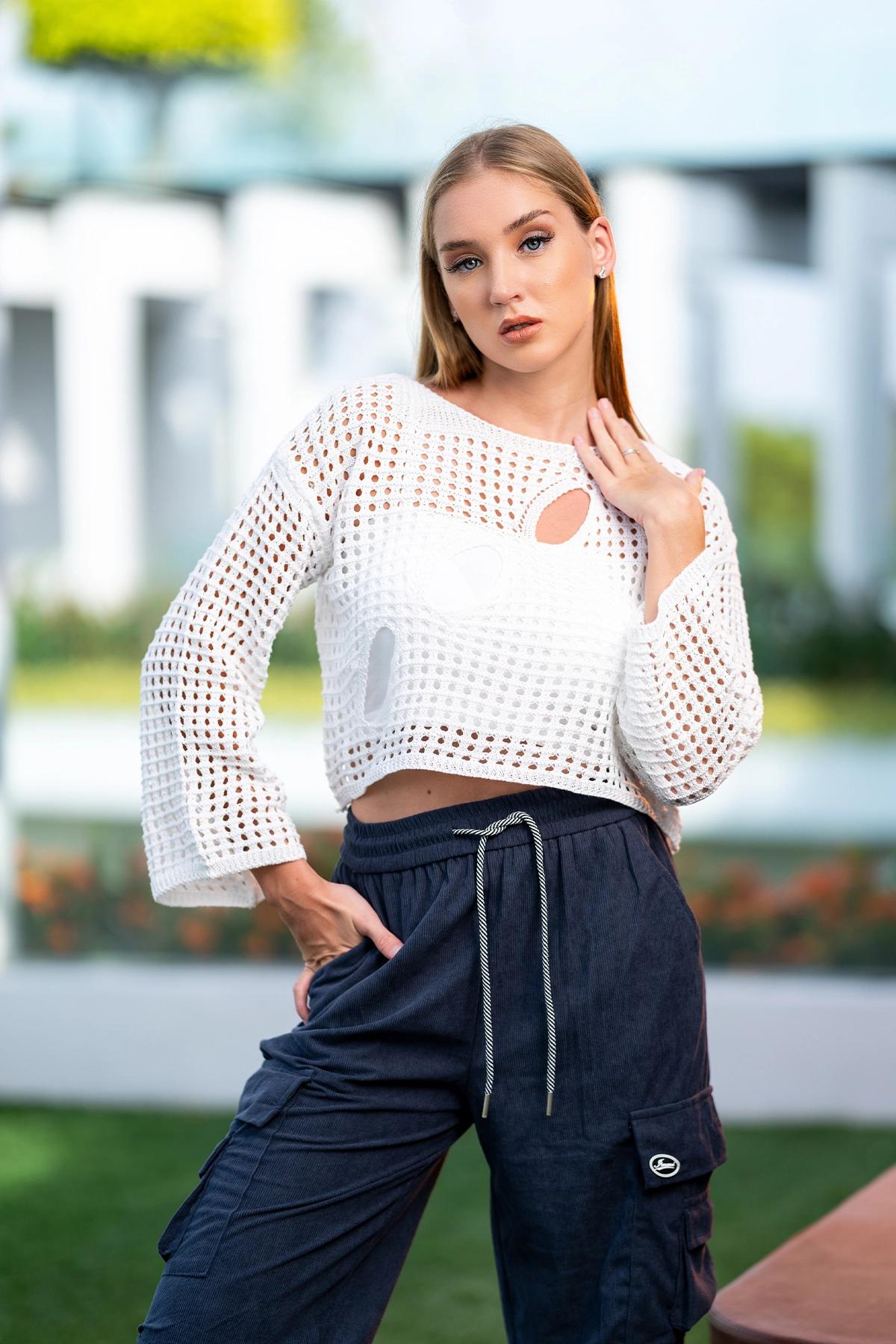 girl-simple-style-everyday-sweater