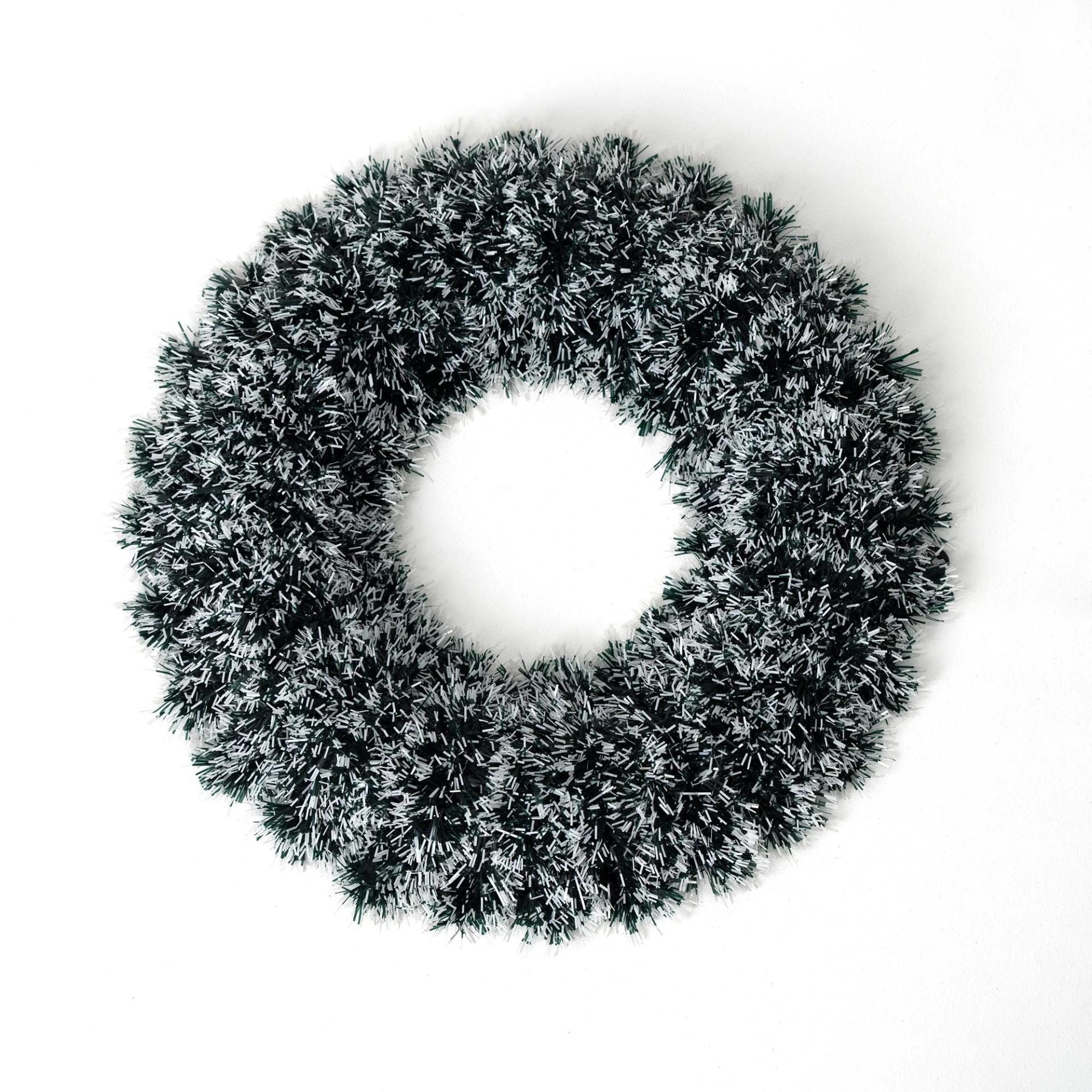 christmas-green-and-white-wreath-decoration-