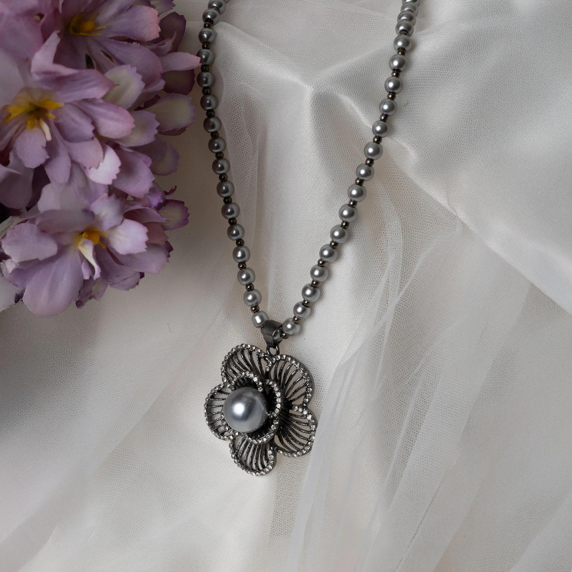 vintage-style-gray-beaded-chain-necklace-with-flower-charm