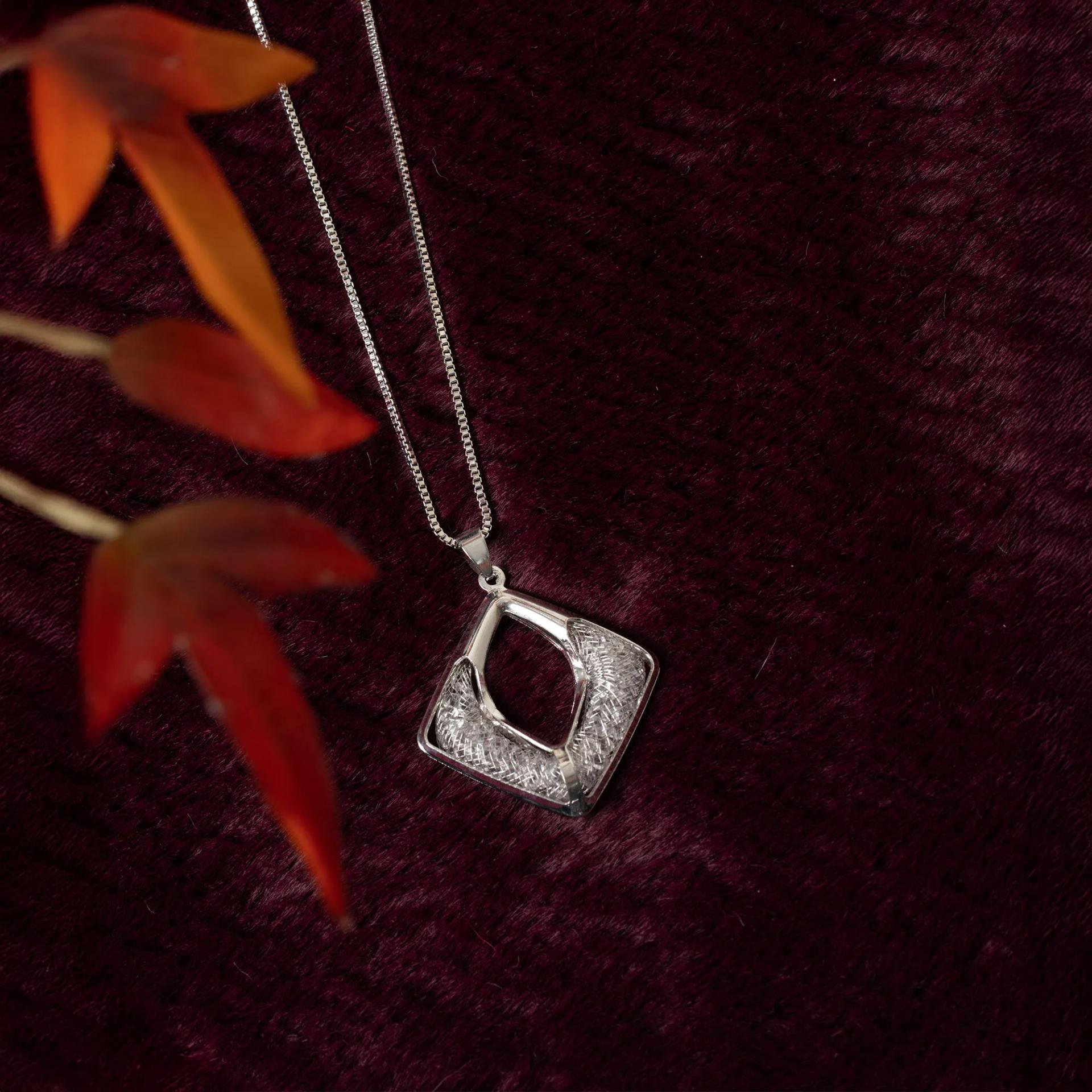 silver-textured-diamondshaped-pendant-necklace