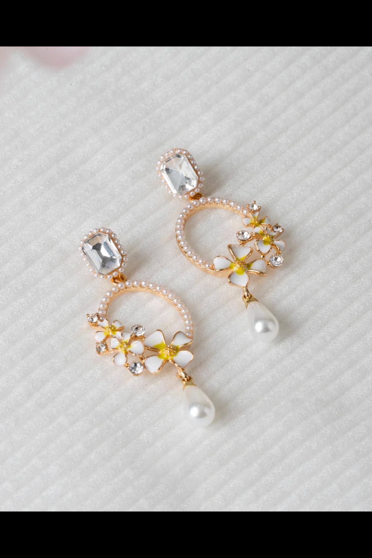 white-enamel-flower-dangle-earrings-with-pearl