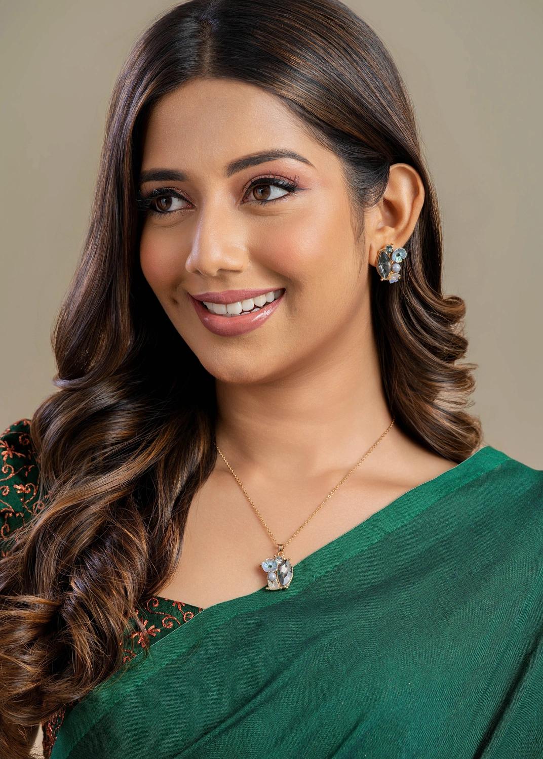 floral-bloom-gold-pendant-set-